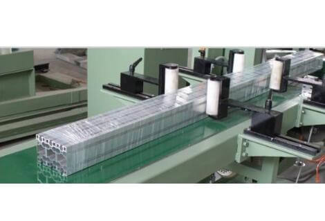 stretch wrapping machine packing aluminum profiles